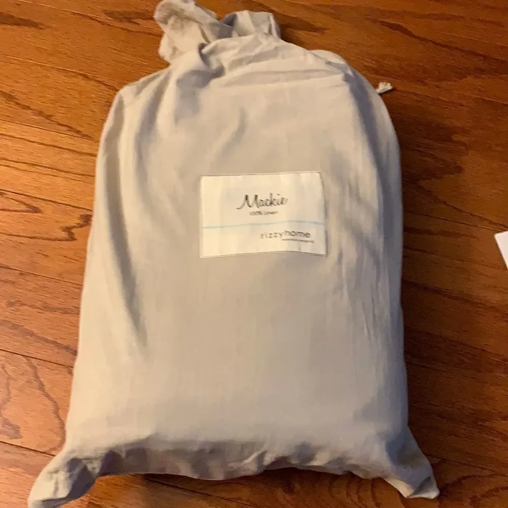 NWT 98” X 98” Queen Duvet